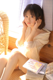 两女一杯